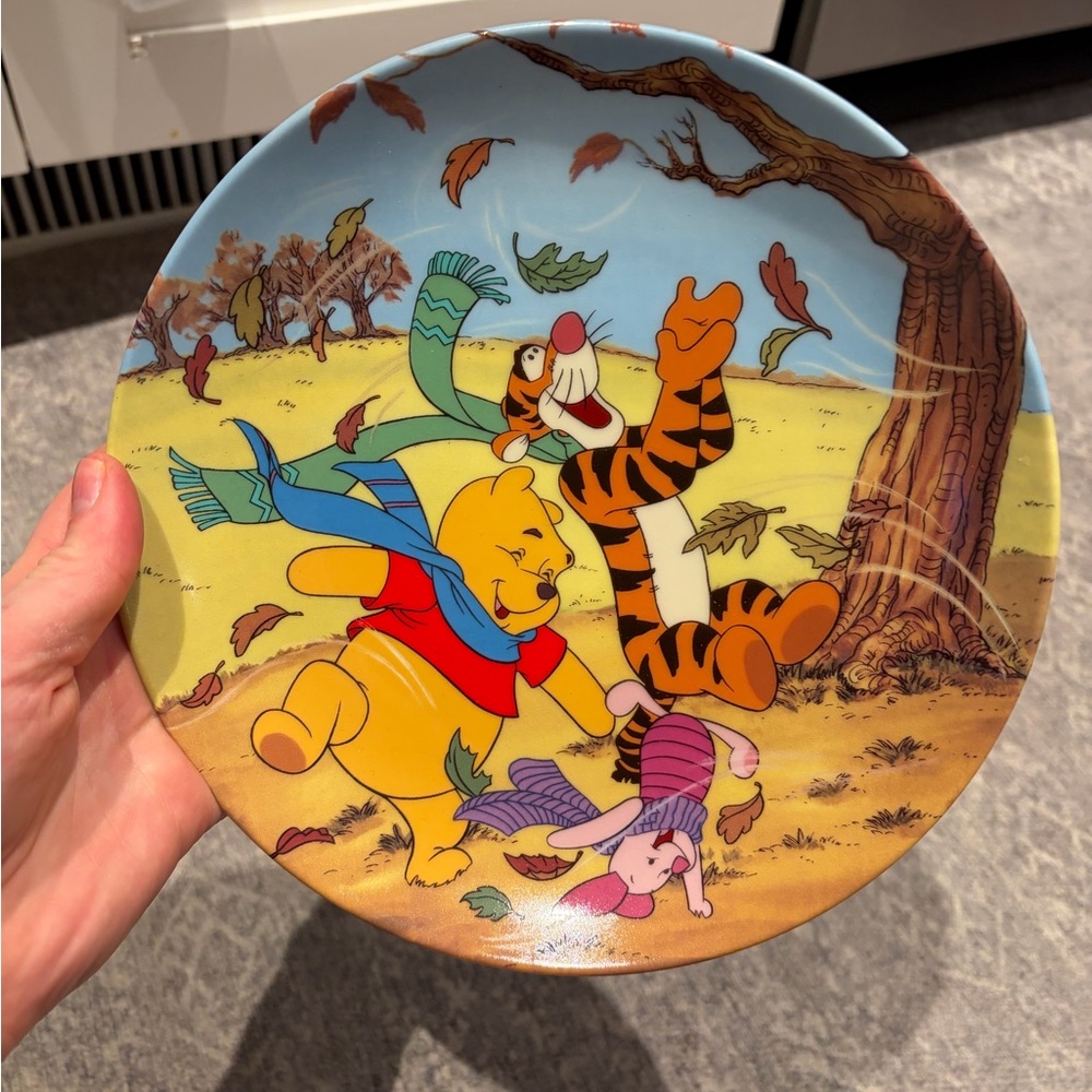Winnie the Pooh Collector Plate A BLUSTERY DAY IS WITH BEST FRIENDS